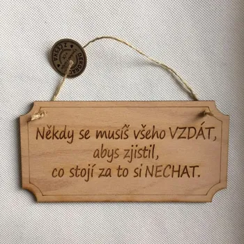 Cedulka s citátem Někdy se musíš