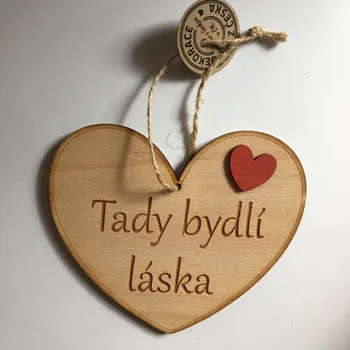 Svatební dekorace Dřevěné srdce 12 cm Tady bydlí láska