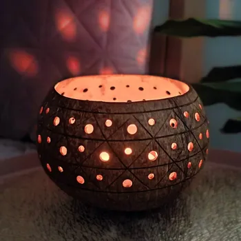 Svícen Svícen z přírodního kokosu - motiv mřížky Hnědá