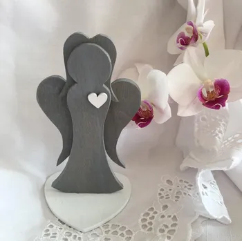 Vánoční dekorace Anděl dřevěný šedý 15 cm Anděl s bílým srdcem