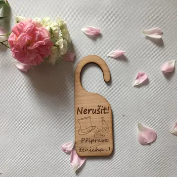 Svatební dekorace Visačka Nerušit, příprava ženicha