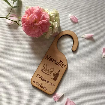 Svatební dekorace Visačka Nerušit, příprava nevěsty