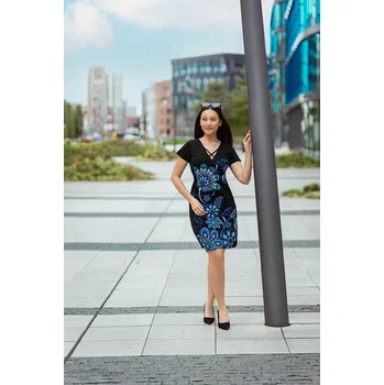 Dámské šaty Himalife Šaty Adana - černá s modrou Velikost: 4XL - Móda pro plnoštíhlé, Oblečení nadměrné velikosti