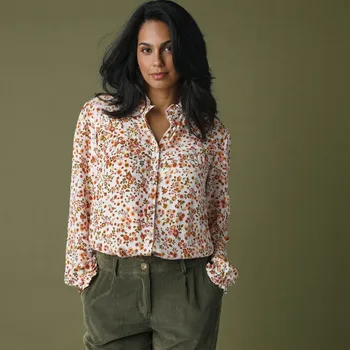 Dámská halenka Kreponová halenka s volánky a potiskem režná/medová 44