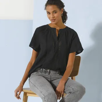 Dámská halenka Jednobarevná halenka s krátkými rukávy a macramé proužky černá 40