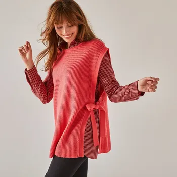 Dámská vesta Dlouhá vesta z hladkého úpletu s vázačkami na bocích, mohérová na dotek korálová 38/40