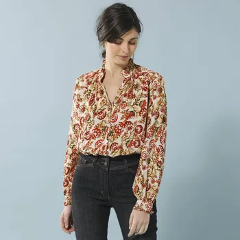 Dámská halenka Kreponová halenka na knoflíčky s potiskem květů, pro malou postavu režná/korálová 42