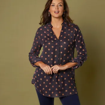 Dámská halenka Dlouhá krepová halenka s potiskem puntíků nám.modrá/oříšková 38