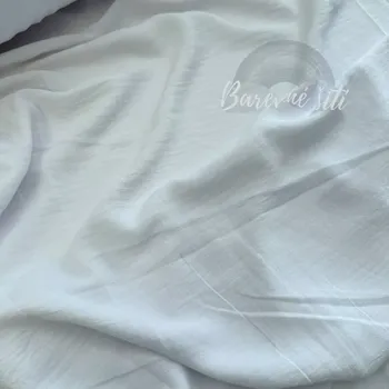 Amelia Bílá, šatovka 2025 (E) (Polyesterová krepová šatovka)