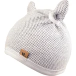 bílá čepička s oušky