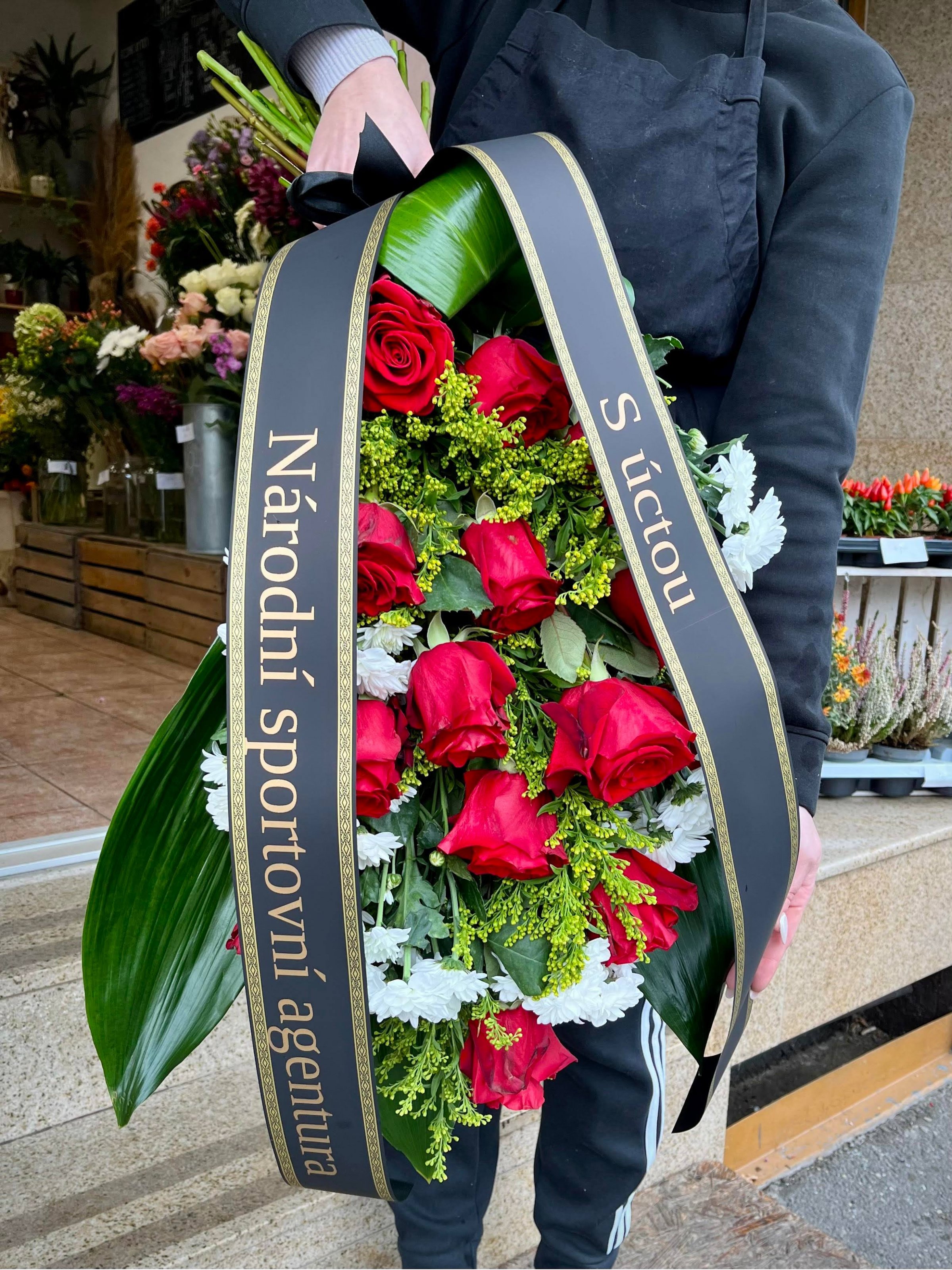 Smuteční kytice Klasik, červené růže a chryzantémy Malá, 4 růže - rozvoz Praha