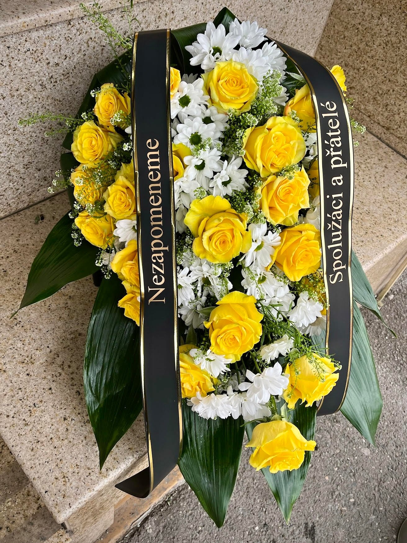 Smuteční kytice Klasik, žluté růže Malá, 4 růže - rozvoz Praha