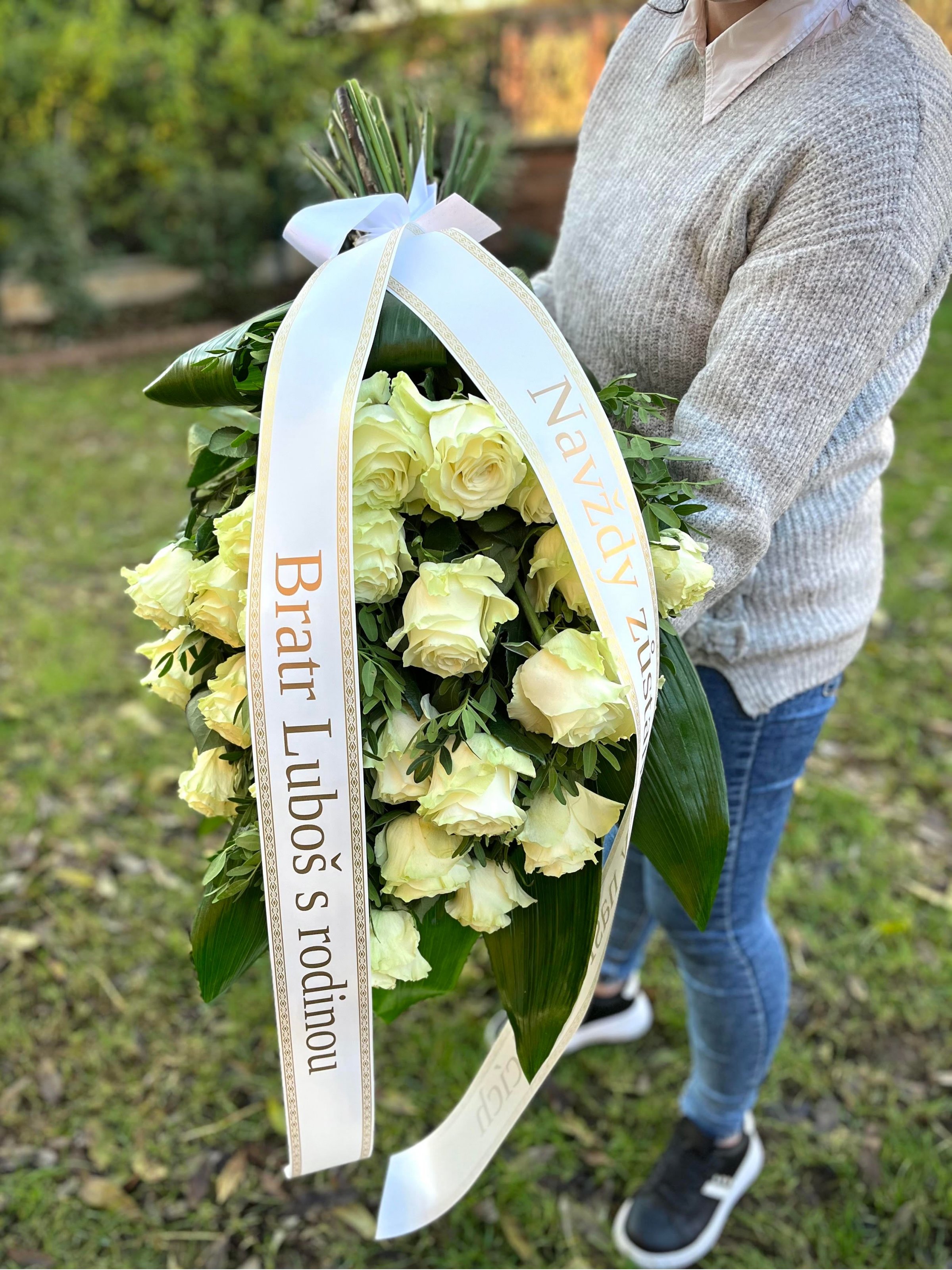 Smuteční kytice Basic, bílé růže a zeleň Malá, 6 růží - rozvoz Praha