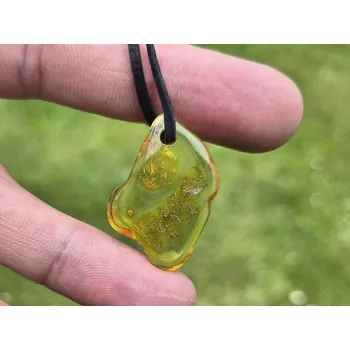 Přívěsek Jantar přívěsek na kůži 2,0g