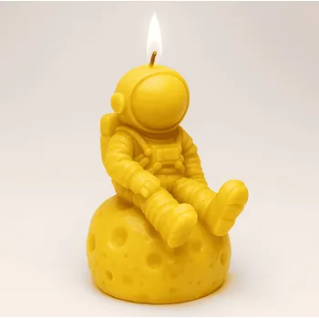 Svíčka Vonná svíčka Astronaut | 50 g | Svíčkománie3D | Barva: Žlutá