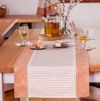 ubrus Běhoun z rezavého kanafasu pruhy a rozkvetlá louka s krajkou Běhouny sešívané: 43x200cm