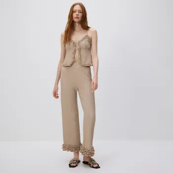 Dámské kalhoty Reserved - Kalhoty s ozdobným volánem - béžová - ZQ693-08X - ZQ693-08X-M