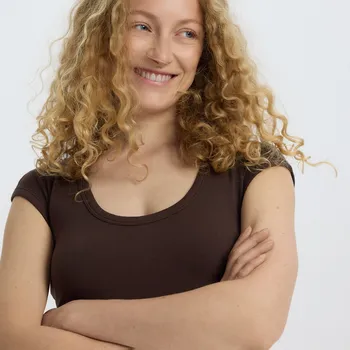 Dámské tričko Reserved - Crop top s vysokým podílem bavlny - tmavě hnědá - 482GO-89X - 482GO-89X-L