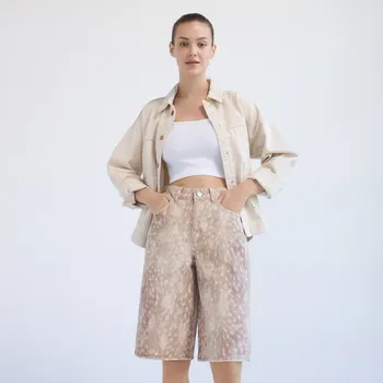 Dámské oblečení Reserved - Džínové bermudy se zvířecím vzorem - béžová - 541GE-08J - 541GE-08J-40