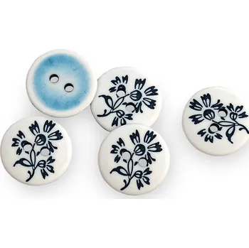 Knoflík Knoflík dvoudírkový plastový 18 mm bílý s modrou květinou