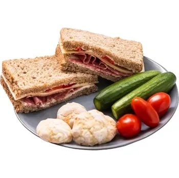 Hotové jídlo Svačinka se salámem, sýrem, sušenkami a zeleninou