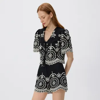 Dámské kraťasy Reserved - Kraťasy s ažurovou výšivkou - černý - ST264-99X - ST264-99X-XS