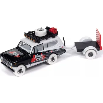 autíčko International Scout II bílá s přívěsem Open Utility 1:64 - Johnny Lightning International Scout 2 1979 + přívěs - sběratelský model auta 1/64