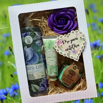 Dárkový balíček pro učitelku „Chrpa“ – relaxační set se svíčkou, sprchovým gelem, krémem na ruce, mýdlovým květem a magnetkou