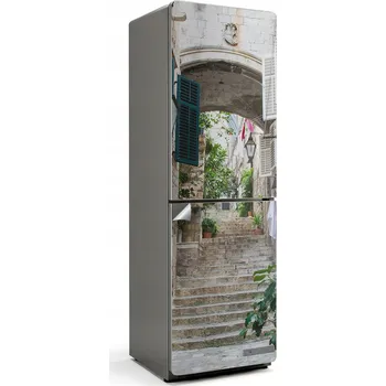 Fototapeta Samolepicí Samolepicí na ledničku do kuchyně Okouzlující ulička se schodištěm