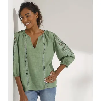 Dámská halenka Jednobarevná halenka s macramé a ažurovou výšivkou khaki 40