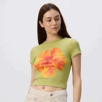 Dámské tričko Reserved - Tričko s květinovým potiskem - světle olivová - WT090-81X - WT090-81X-XS