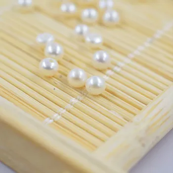 Dětské navlékací korálky Sladkovodní perla bílá 3,5-4mm polovrtaná 1kus PP 131-1