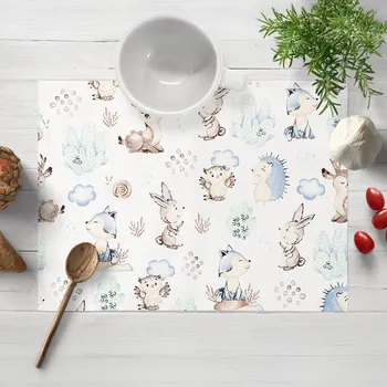 prostírání Dětské bavlněné prostírání na stůl Sandra SA-478 Lesní zvířátka v borůvčí na bílém 30x40 cm