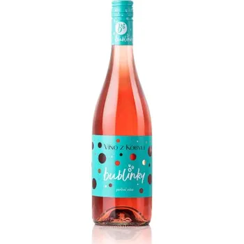 Víno Víno z Kobylí Bublinky cuvée rosé Víno z Kobylí Bublinky cuvée rosé Toto šumivé víno okouzlí svou hlubokou ovocností, která se snoubí s jemnou kořenitostí a sametovou strukturou. V chuti se rozvíjí harmonická svěžest, která dodává vínu živost a energii, z