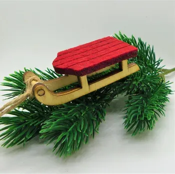 Přízdoba z filcu sáňky červené na zavěšení 7,5x3,5x2,1 cm