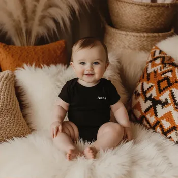 Kojenecký body Body + čepička s vyšitím Barva: Černá ( s krátkým rukávem), Velikost: 60-66 (3-6 měsíců), Výšivka: Jméno