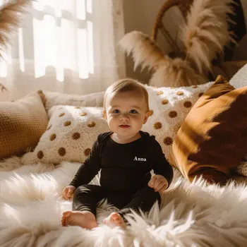 Kojenecký body Body + čepička s vyšitím Barva: Černá (s dlouhým rukávem), Velikost: 60-66 (3-6 měsíců), Výšivka: Jméno