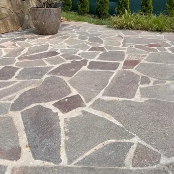 Přírodní kámen Přírodní štípaný kámen dlažba porfyr Grigio Rosa , nepravidelné tvary tl. 30-50 mm (Dlažba/obklad tl. 30-50 mm, rozměr 25-50 cm)