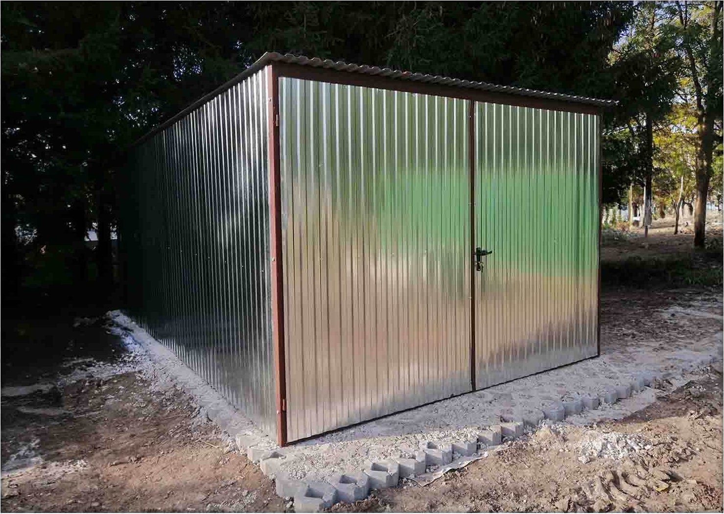 Plechová garáž 3x6-zadní spád-FAB zámek
