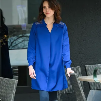 Jednobarevná tunika s krajkou na ramenou a dlouhými rukávy tmavě modrá 44