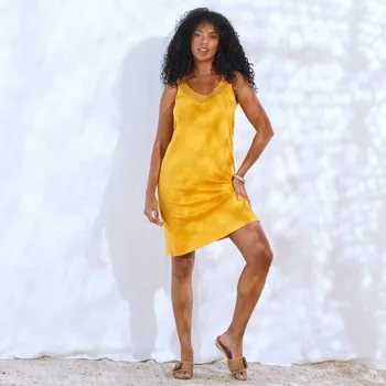 Dámské šaty Krátké rozšířené šaty s macramé výstřihem šafránová 34/36