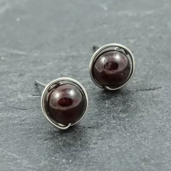 Náušnice Náušnice s granátem – pecky