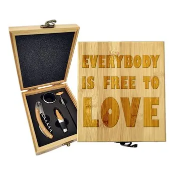 Víno Dárková sada na víno Everybody is free to love: 147×168×49 mm