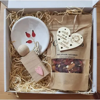 Dárkový potravinový koš Dárkový balíček pro paní učitelku - Anděl má krycí jméno ... varianta: šípek