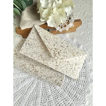 Obálka Pod Rukama Obálka DL hladká přírodní s kousky přírodnin, tři druhy Barevnost: káva