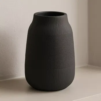 Váza House Doctor Váza Groove 22 cm (elegantní černá keramická váza)
