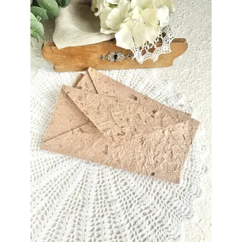 Obálka Pod Rukama Obálka DL morušová s rostlinnými vlákny, dva druhy Barevnost: hnědá