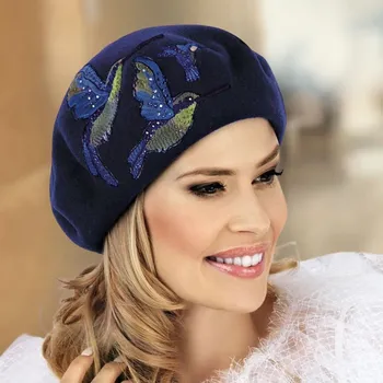 Čepice KRUMLOVANKA Dámský baret s výšivkou kolibříků W-0035/161 modrý