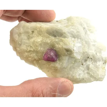 Přírodní kámen Rubín krystal přírodní v hornině 147g Indie