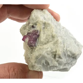 Přírodní kámen Rubín krystal přírodní v hornině 166g Indie